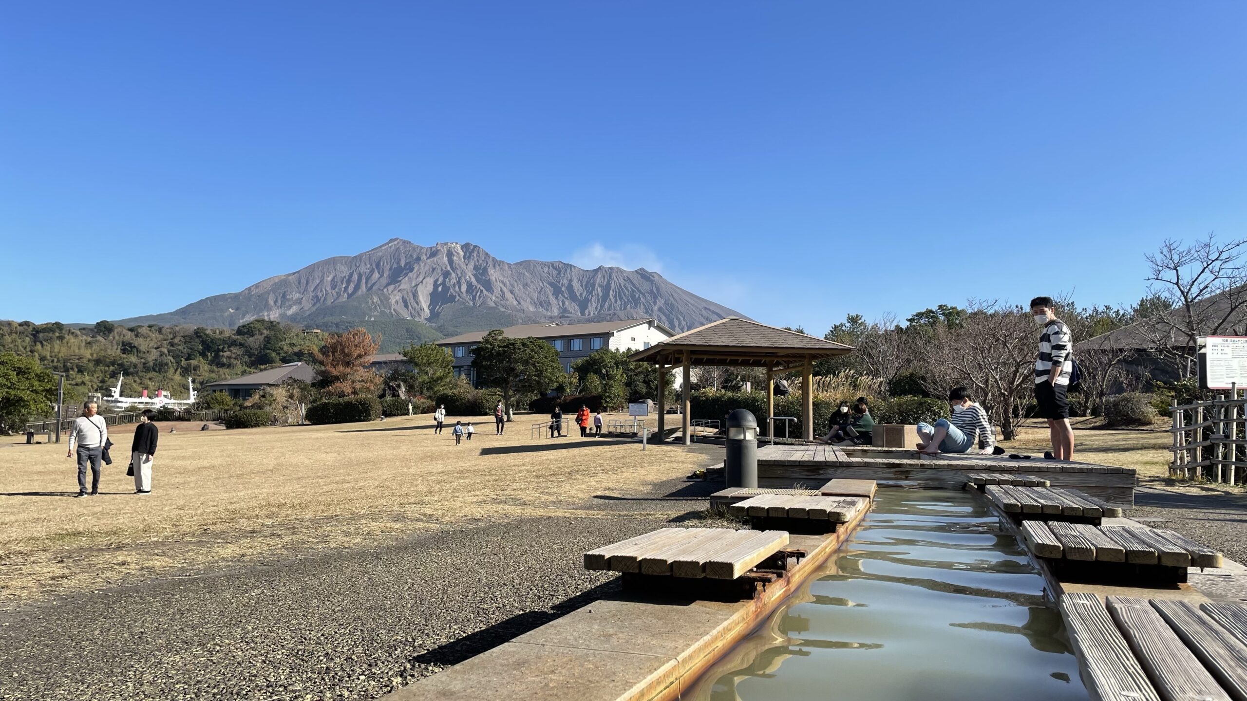 溶岩なぎさ公園の足湯