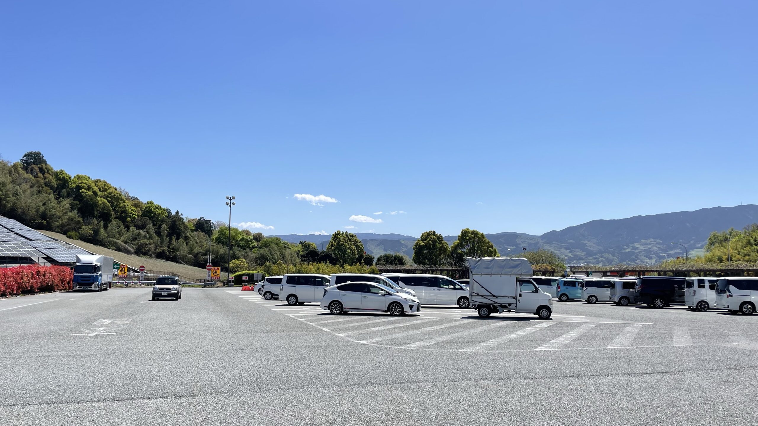 山田サービスエリアの駐車場の様子