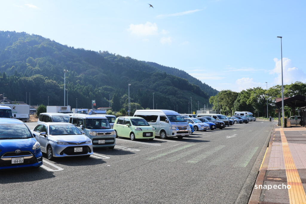 駐車場と山の稜線