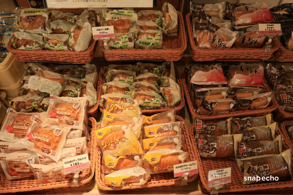 つるやのパン売り場