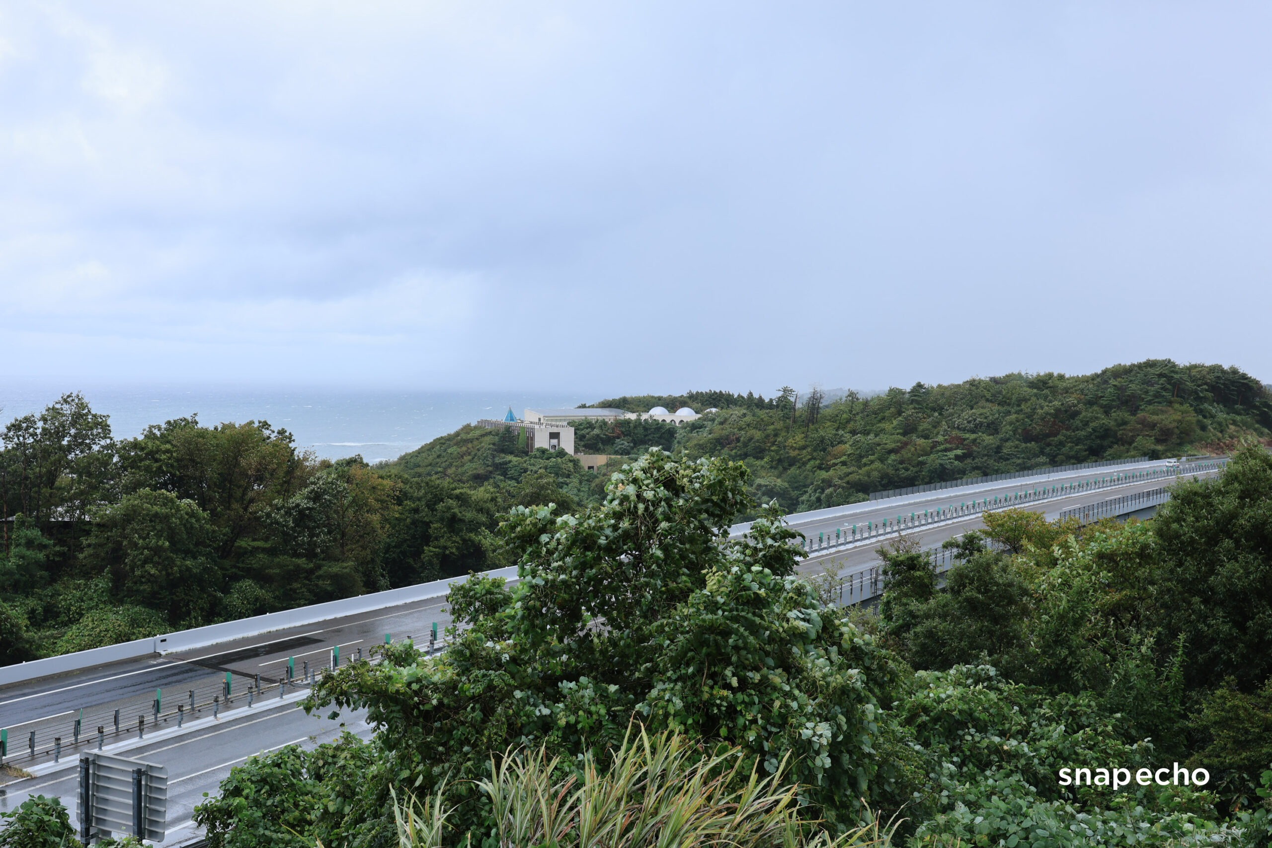 展望台から見えた高速道路と日本海